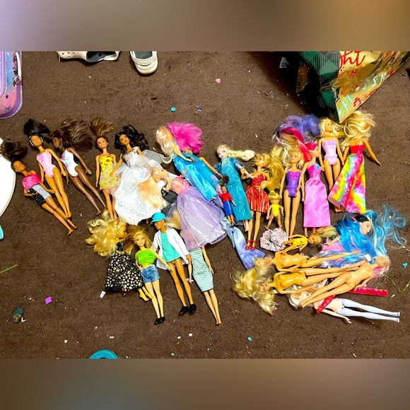 UPDATED Barbie Dreamhouse, Barbie Camper, & LOTS of barbie’s with clothes & acce - Picture 3 of 4